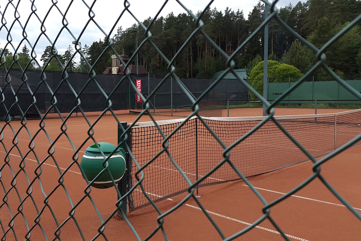 Теннисный корт в поселке Николино