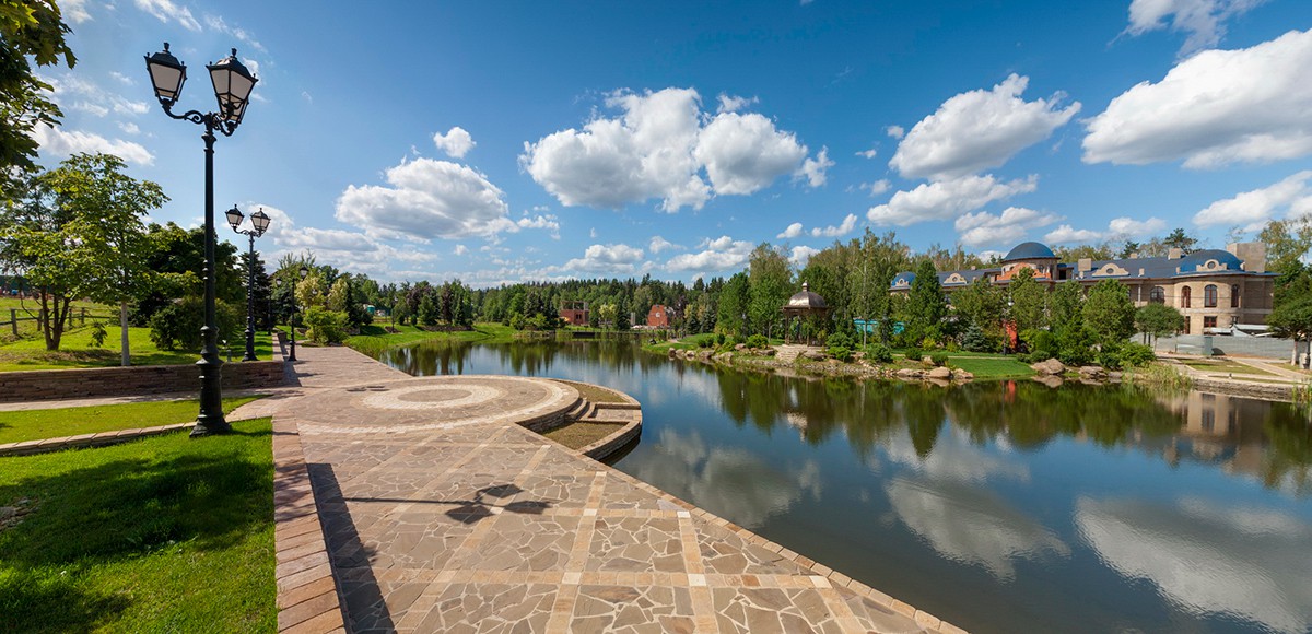 Набережная озера на Семенковском поле, поселок Николино