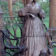 Скульптура Наталья Гончарова в поселке Николино