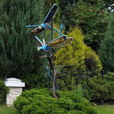 Скульптура Стрекозы в поселке Николино