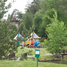 Детская площадка у озера в поселке Николино